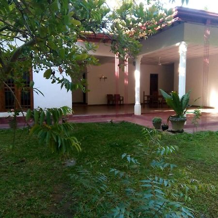 Siyapath Holiday Resort โปลอนนารูวา ภายนอก รูปภาพ